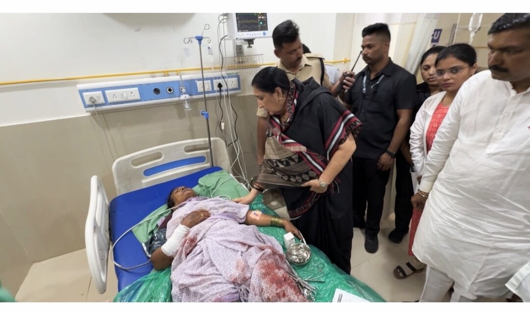 वारकऱ्यांच्या सुरक्षिततेला सर्वोच्च प्राधान्य; उपमुख्यमंत्री सुनेत्रावहिनी पवारांनी जखमी वारकऱ्यांची घेतली भेट, प्रशासनाला दिले तातडीचे आदेश