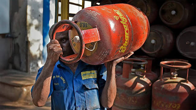 LPG Cylinder Rules : १ ऑक्टोबरपासून एलपीजीबाबत नवे नियम; ग्राहकांनी ई-केवायसी पूर्ण करणे महत्त्वाचे